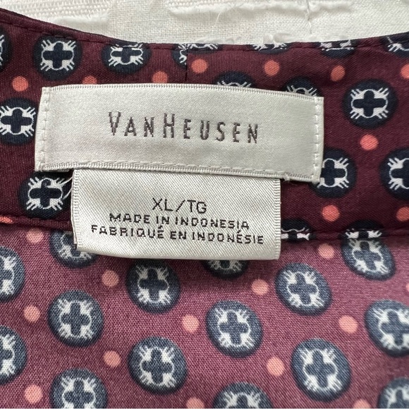 Van Heusen Jacquard Print Sleeveless V neck button down blouse EUC - Picture 7 of 7